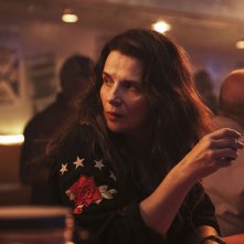 Paradise Highway: Juliette Binoche in una scena al bar