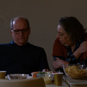 The Humans: Richard Jenkins, Jayne Houdyshell in una scena del film