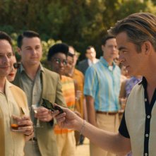 Don't Worry Darling: Olivia Wilde, Chris Pine e Nick Kroll in una scena