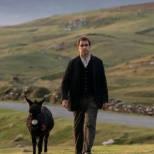 Gli spiriti dell'isola: Colin Farrell nei campi con un asino