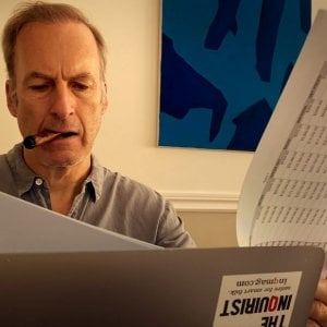 Worlds Apart - Mondi lontani: Bob Odenkirk in una scena del film