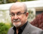 Salman Rushdie accoltellato a New York durante una conferenza: è vivo (video)