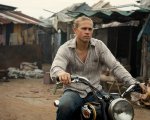 Shantaram: Charlie Hunnam nella prima foto della serie, svelata la data di uscita