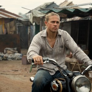 Charlie Hunnam in una foto di Shantaram