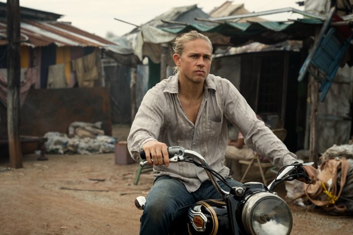 Shantaram: Charlie Hunnam nella prima foto della serie, svelata la data di uscita
