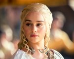 Il Trono di Spade, Emilia Clarke definita 'bassa e tozza' riceve le scuse di Foxtel