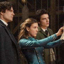 Enola Holmes 2: una foto di Henry Cavill, Millie Bobby Brown e Louis Partridge
