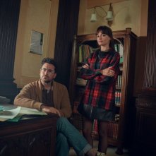 Sex Education: Dan Levy ed Emma Mackey in una foto della quarta stagione