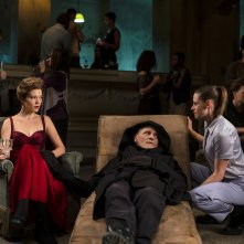 Crimes of the Future: Léa Seydoux, Kristen Stewart e Viggo Mortensen in una scena del film