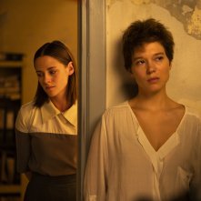 Crimes of the Future: Léa Seydoux e Kristen Stewart in una scena del film
