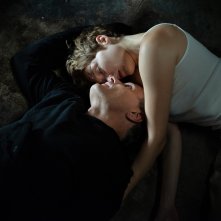 Crimes of the Future: Léa Seydoux e Viggo Mortensen in una scena del film