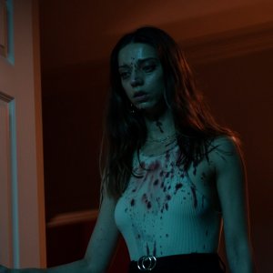 La casa nella palude: Angela Sarafyan in una scena del film
