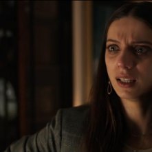 La casa nella palude: Angela Sarafyan in un primo piano