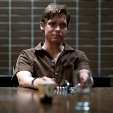 In nome del cielo: Billy Howle durante un interrogatorio