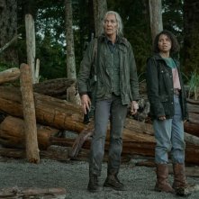 Lou: Allison Janney e Jurnee Smollet in una scena nei boschi