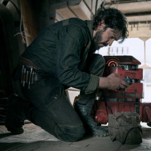 Andor: Diego Luna in una scena