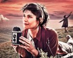 Giorni d'estate, la recensione: Gemma Arterton, amore, guerra e queer in un garbato period movie
