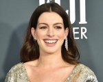 Anne Hathaway in The Idea Of You, la storia è ispirata a Harry Styles e agli One Direction