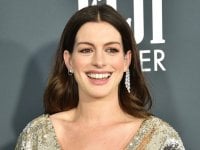 Anne Hathaway in The Idea Of You, la storia è ispirata a Harry Styles e agli One Direction