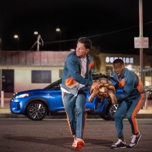 Me Time - Un weekend tutto per me: Mark Wahlberg e Kegin Hart in una scena con la tartaruga