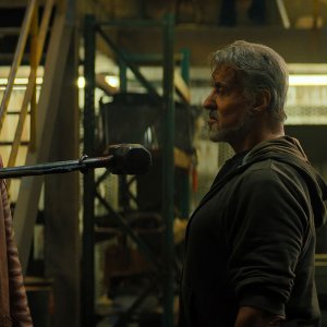 Samaritan: Sylvester Stallone e Pilou Asbæk in una scena