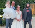 Keanu Reeves si imbuca al matrimonio di una coppia di fan (FOTO)