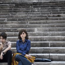 L'immensità: Luana Giuliani e Penelope Cruz sedute sui gradini del sagrato