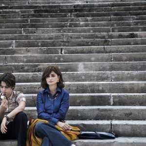 L'immensità: Luana Giuliani e Penelope Cruz sedute sui gradini del sagrato