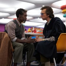 Rumore bianco: Don Cheadle e Adam Driver in una scena del film