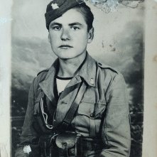 Il ragazzo con il libro sotto il braccio: un'immagine