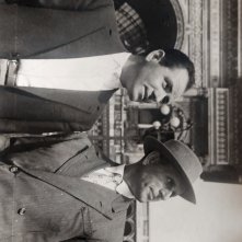 Il ragazzo con il libro sotto il braccio: una foto d'archivio