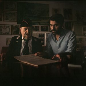 Il ragazzo con il libro sotto il braccio: una scena del documentario