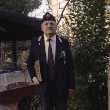 Il ragazzo con il libro sotto il braccio: un'immagine