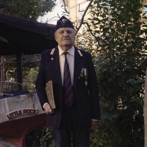 Il ragazzo con il libro sotto il braccio: un'immagine