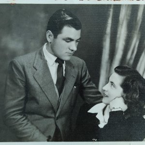 Il ragazzo con il libro sotto il braccio: una fotografia