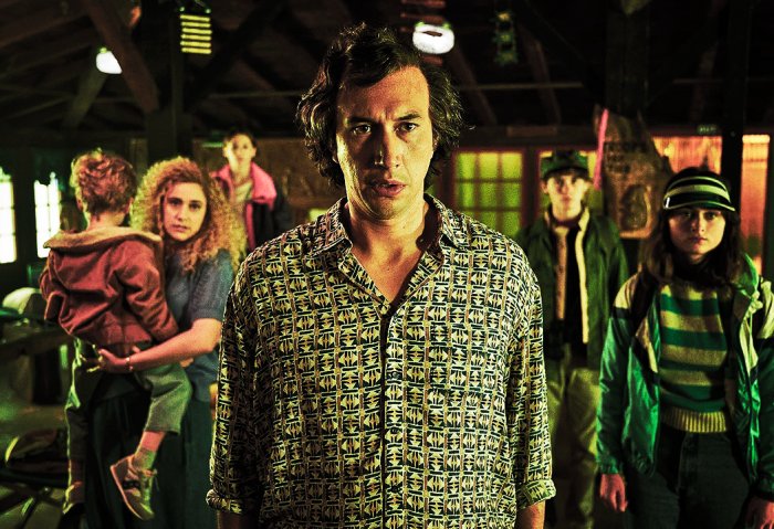 White Noise, la recensione: Noah Baumbach guarda al passato e racconta il presente