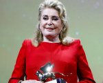 Catherine Deneuve a Venezia 2022: 'Se sei un'attrice anziana meglio essere in Europa che in America'