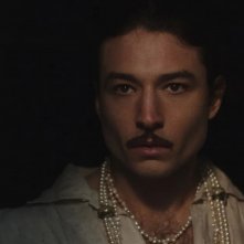 Dalìland: un primo piano di Ezra Miller in una scena