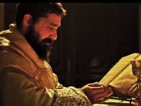 Padre Pio, la recensione: svestire di santità per parlare della società