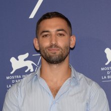 Athena: Dali Benssalah in una foto durante il photocall della Mostra Internazionale d’Arte Cinematografica di Venezia 2022