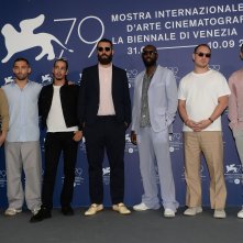 Athena: il cast in una foto durante il photocall della Mostra Internazionale d’Arte Cinematografica di Venezia 2022