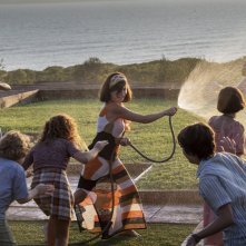 L'immensità: il cast in una scena