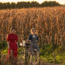 Pearl: Mia Goth con Emma Jenkins-Purro in una scena