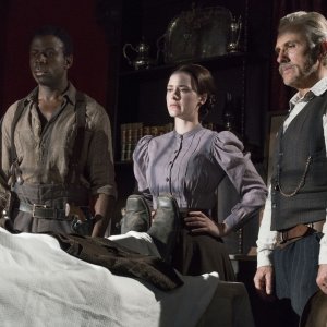 Dead For A Dollar: Rachel Brosnahan, Christoph Waltz, Warren Burke in una scena del film