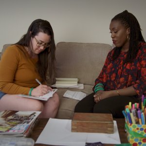 Get Smart With Money: come gestire al meglio le tue finanze, una scena del film