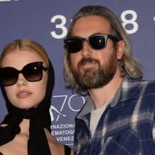 Pearl: Ti West e Mia Goth durante il photocall della Mostra Internazionale d’Arte Cinematografica di Venezia 2022