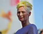 Venezia 2022: Tilda Swinton posa con i capelli gialli a sostegno dell'Ucraina (FOTO)