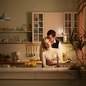 Watcher: Maika Monroe in una scena