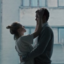 Watcher: Maika Monroe e Karl Glusman in una scena