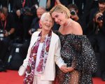Venezia 2022, Florence Pugh porta la nonna sul red carpet: 'È stato il momento più speciale di sempre' (FOTO)